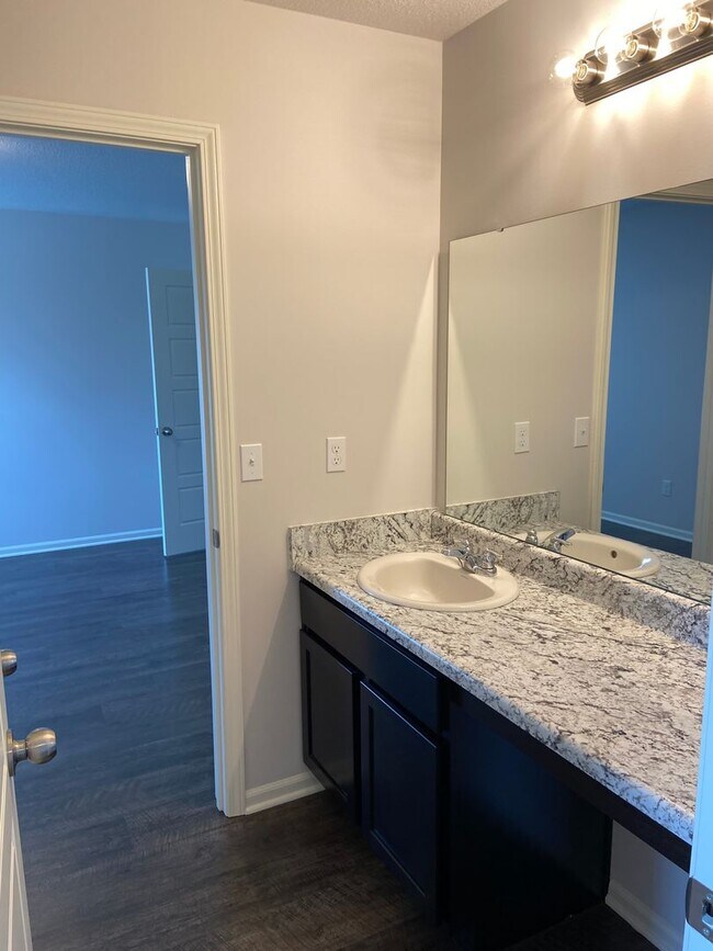 Building Photo - Pre-Leasing Now: Comfortable 3-Bedroom, 2.5-Bath Home in Oak Woods!
