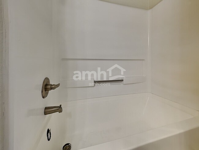 Building Photo - 286 E Mountain Alder St