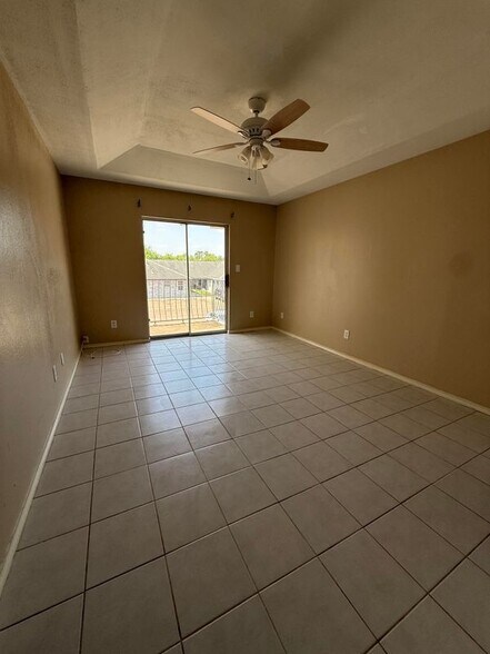 Building Photo - 1800 Oasis Dr