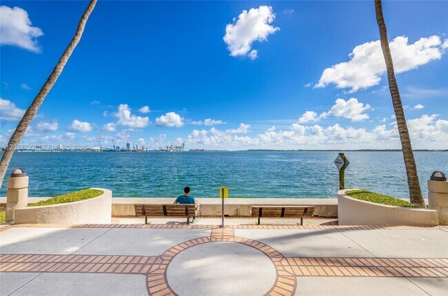 Building Photo - 540 Brickell Key Dr