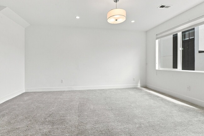 Building Photo - $3,640.95 with $300 Off the first month's rent, 2 Bed, 2.5 Bath Townhome in Denver with Rooftop P...
