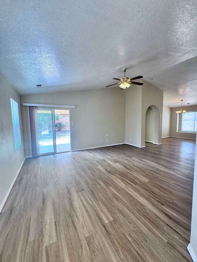 Building Photo - 3 bed 2 bath home in Los Lunas