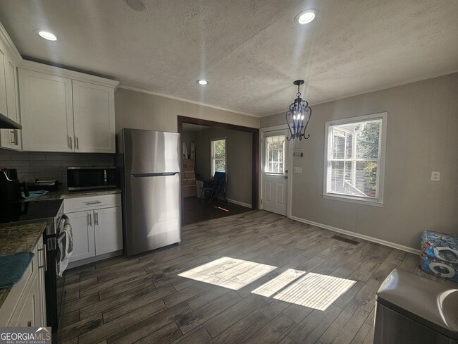 Building Photo - 68 Fourth St Ext