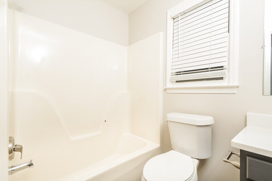 Building Photo - 4504 Aviemore Crescent