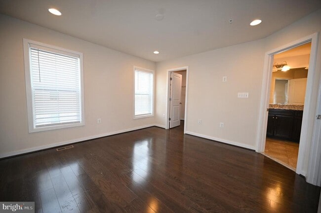 Building Photo - 2413 Glenallan Ave