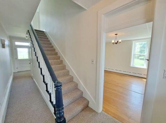 Building Photo - 3 Bed / 1-1/2 Bath Single Family w/2 Car G...