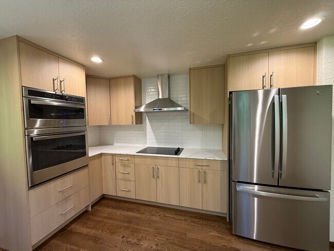 Building Photo - 3 Bed 2.5 Bath in the Heart of Bellevue