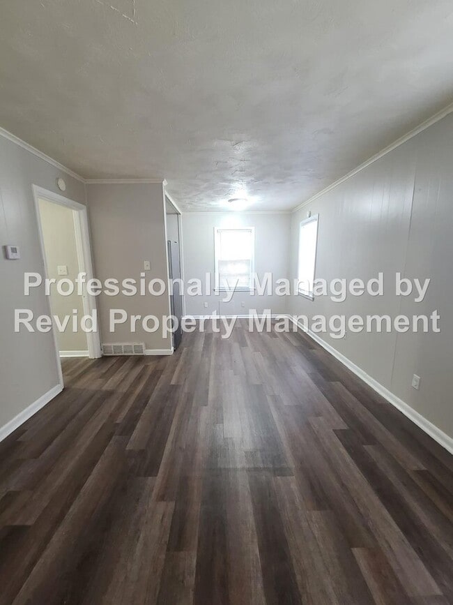 Building Photo - 744 Lester St