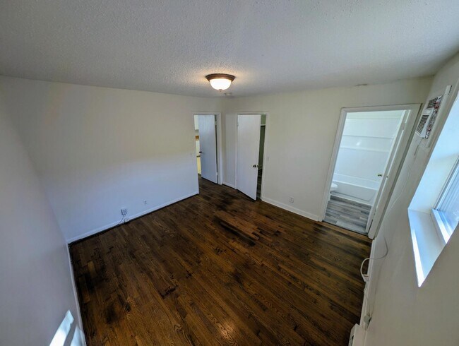 Building Photo - 905 Fatherland St