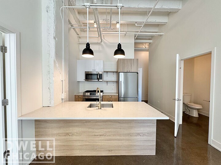 Building Photo - 20 E Adams St
