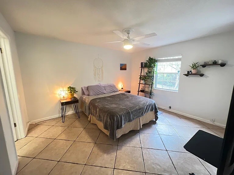 Building Photo - 5265 E Bay Dr