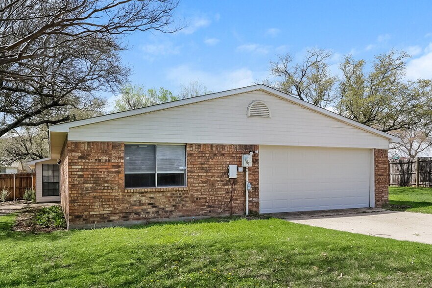 Building Photo - 114 S Young Blvd