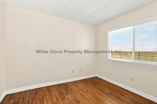 Building Photo - Charming Irvine 3 Bedroom Home with Vaulted Ceilings, Fireplace & Community Pool