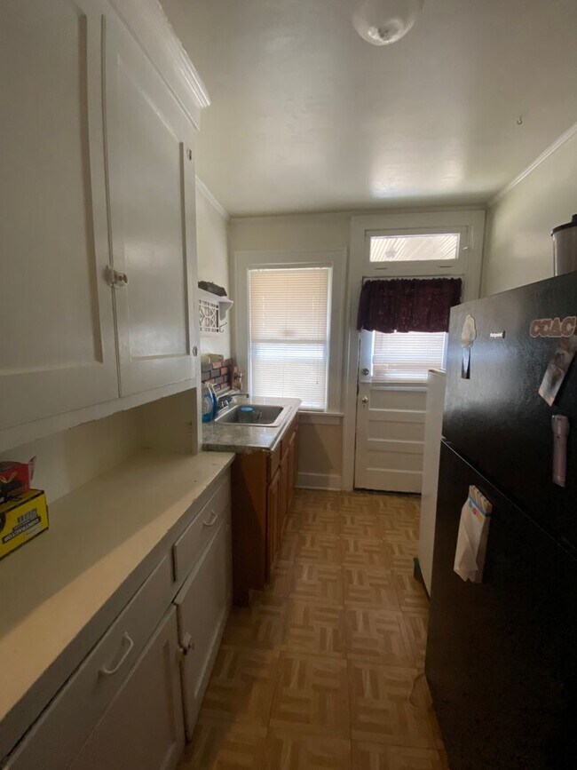 Building Photo - Spacious 2 Bedroom Apartment on a Quiet Street!