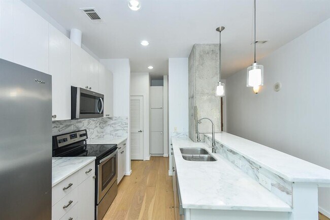 Building Photo - 5925 Almeda Rd