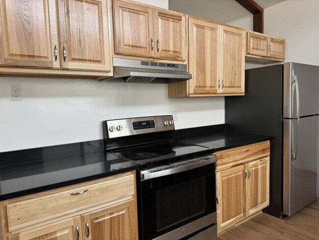 Building Photo - 4 Bedroom / 2 Bathroom home for rent