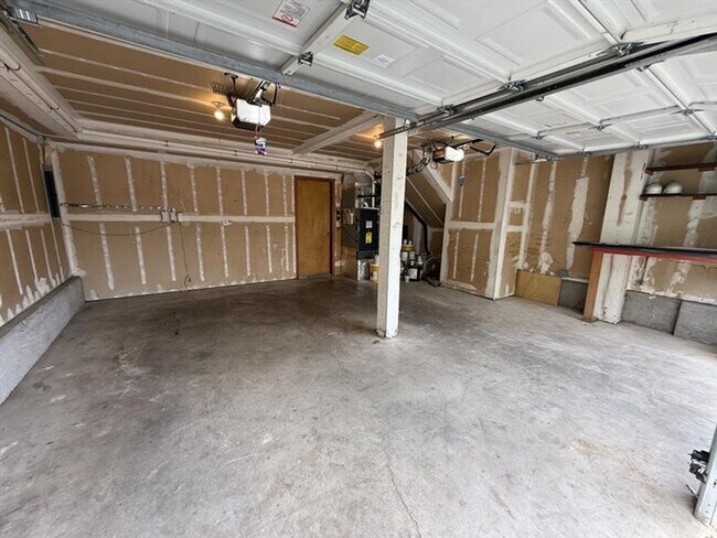 Building Photo - 17565 NW Woodmere Ct