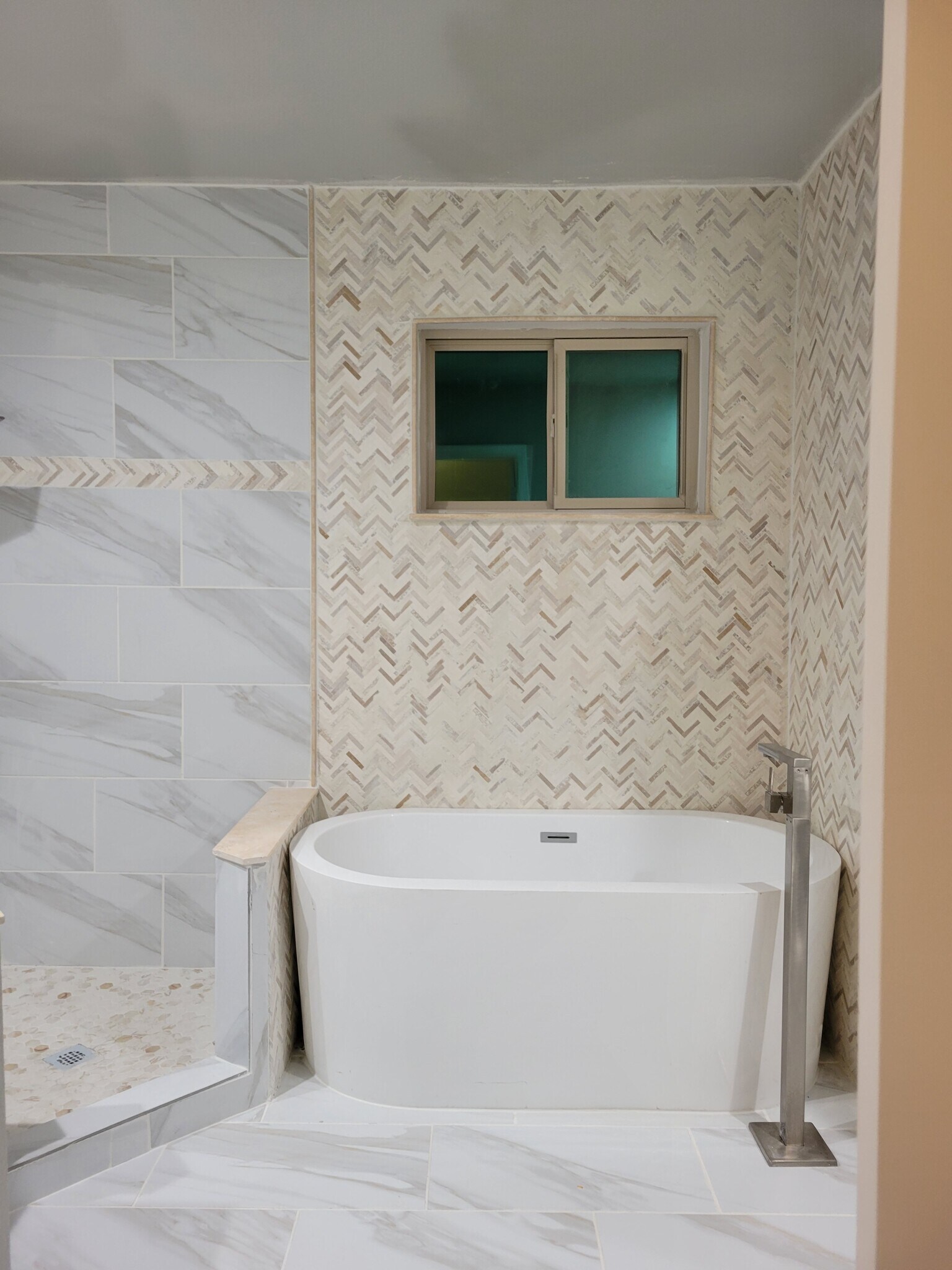 Separate shower and freestanding tub - 220 Sendero Dr