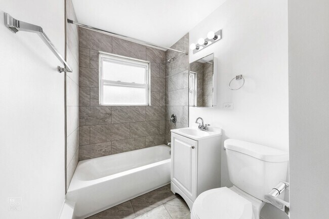 Building Photo - 2025 E 72nd St 2025-2035 E 72nd St Chicago, IL 60649