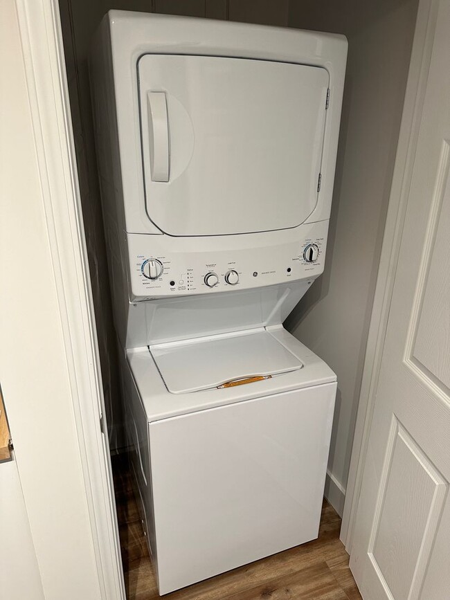 Building Photo - Remodeled Detached Above-Garage Hull Apartment!