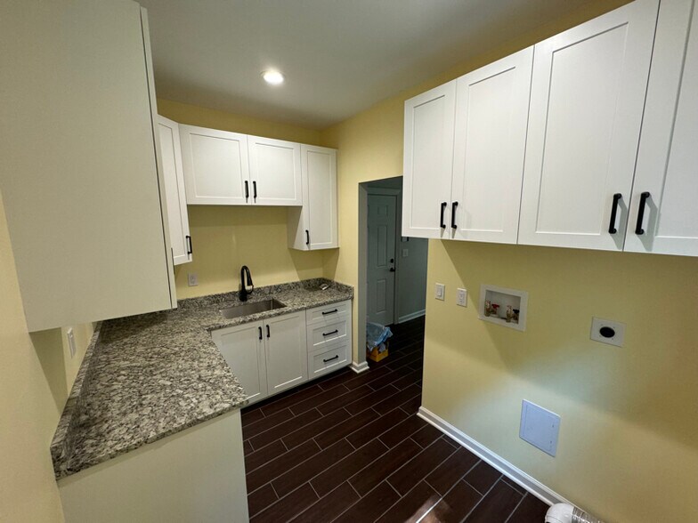 Building Photo - 16003 Kenilworth Ct