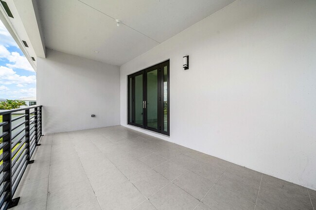 Building Photo - 9516 Riverside Pk Dr