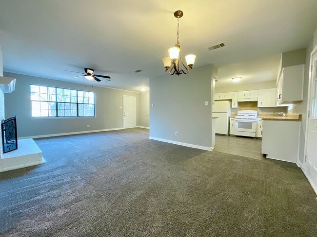 Building Photo - 2003 Doris Dr