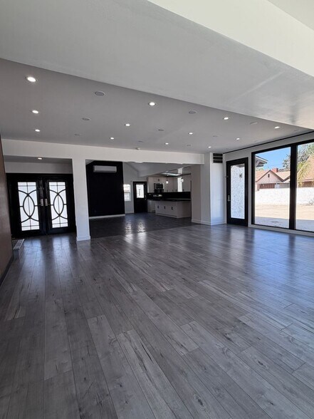 Building Photo - 9040 Wildwood Ave