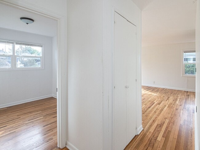 Building Photo - $500 off 1st month! Adorable 3-bdrm/1-bath in Kenton. Hardwoods, deck, W/D, huge fenced backyard,...