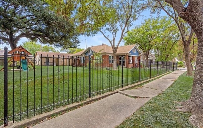 Primary Photo - 5302 Lindsay St