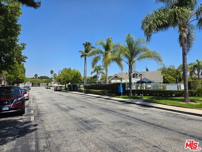 Building Photo - 8805 Berkshire Way