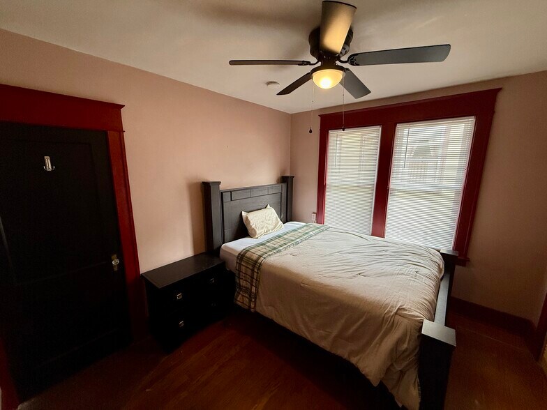 front bedroom - 1005 Kellogg Ave