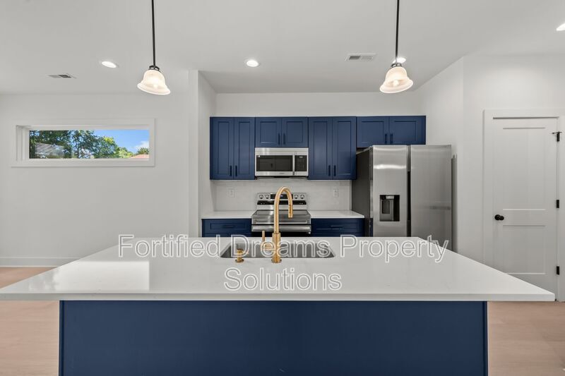 Building Photo - 806 W Dameron Ave