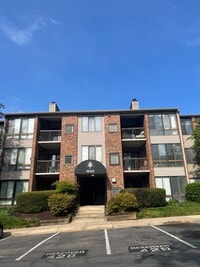 Building Photo - RENOVATED TOP LEVEL CONDO