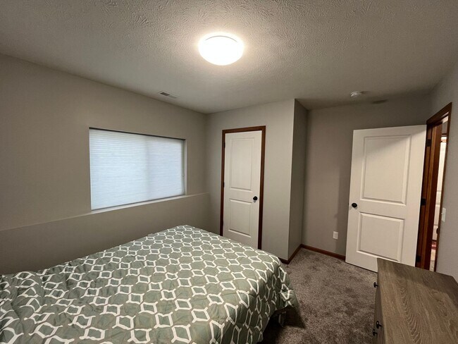 Building Photo - 7825 Yankee Woods Dr