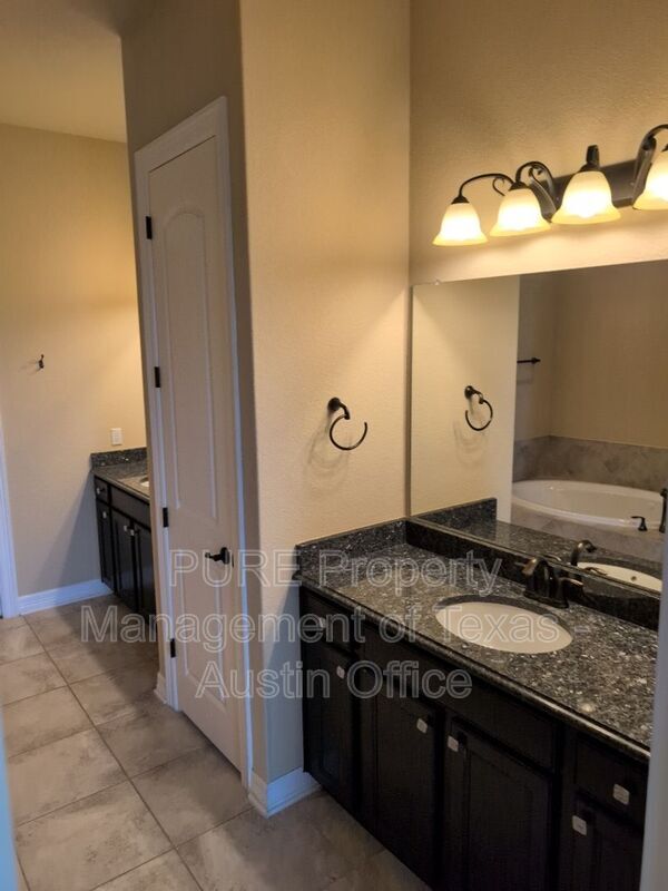 Building Photo - 325 Lombardia Dr