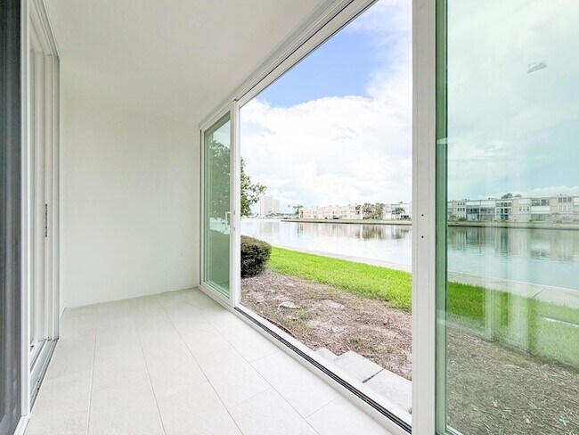 Building Photo - 7625 Sun Island Dr S