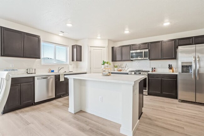 Building Photo - 10390 Crystal Ridge Dr