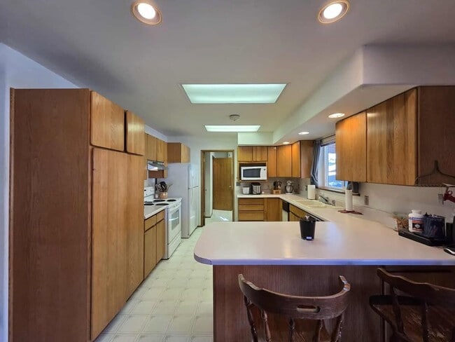 Building Photo - Large 3 Bedroom, 2.5 Bath on Beautiful, HU...