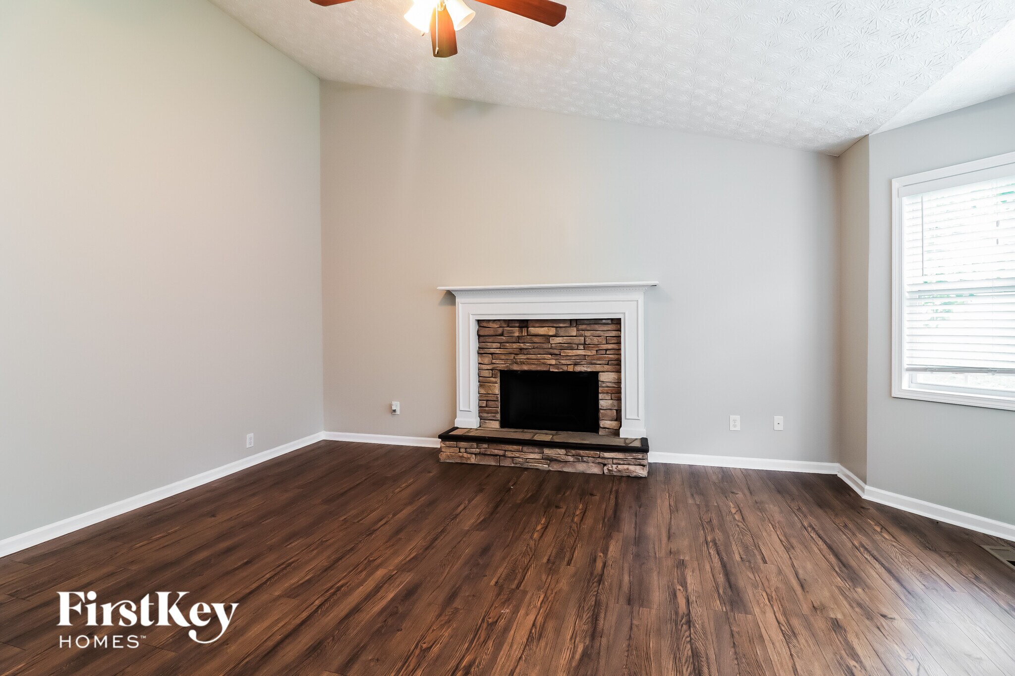 Building Photo - 358 Farm Brook Ln