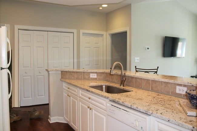 Building Photo - 2137 Creswell Dr