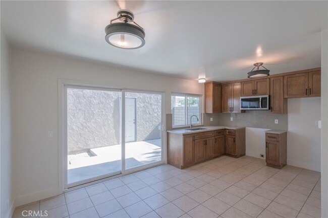 Building Photo - 857 Windwood Dr