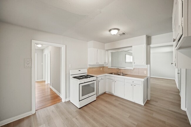 Primary Photo - 5830 Glenhurst Dr