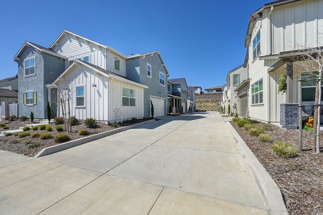 Building Photo - Fully Furnished Mid-term Rental