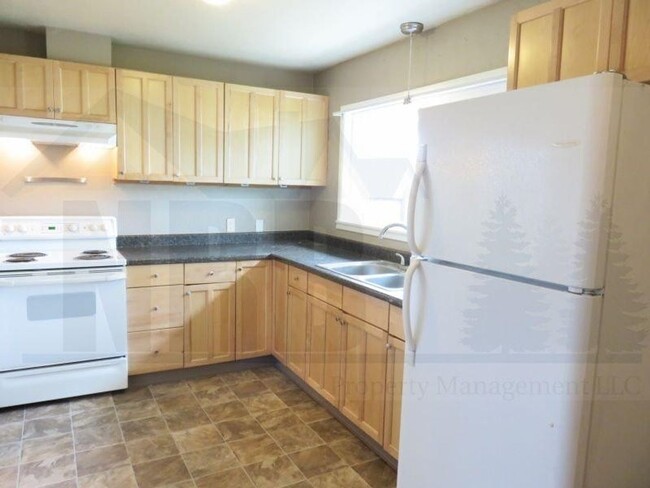 Building Photo - Beautiful Updated 3 Bedroom Rambler in Uni...