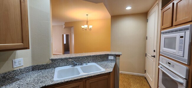 Building Photo - 2 Bedroom recently painted 2nd Floor Condo in Guard Gated Park Avenue!