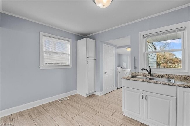 Building Photo - 1101 Hickory Ave