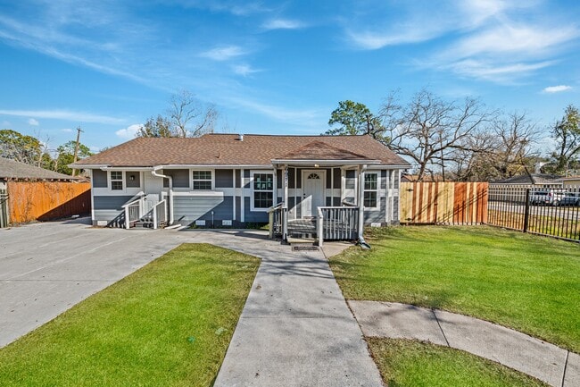 Building Photo - 6911 Sherwood Dr