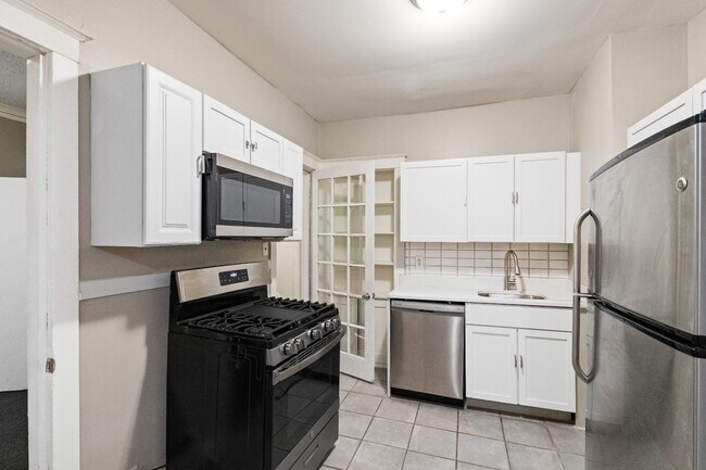Building Photo - Charming 3-Bedroom Home | 1 Bath | In-Unit...