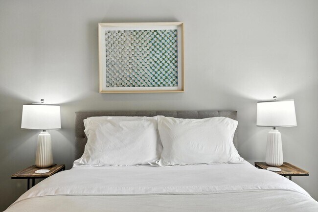 Building Photo - North Thomas 472-492